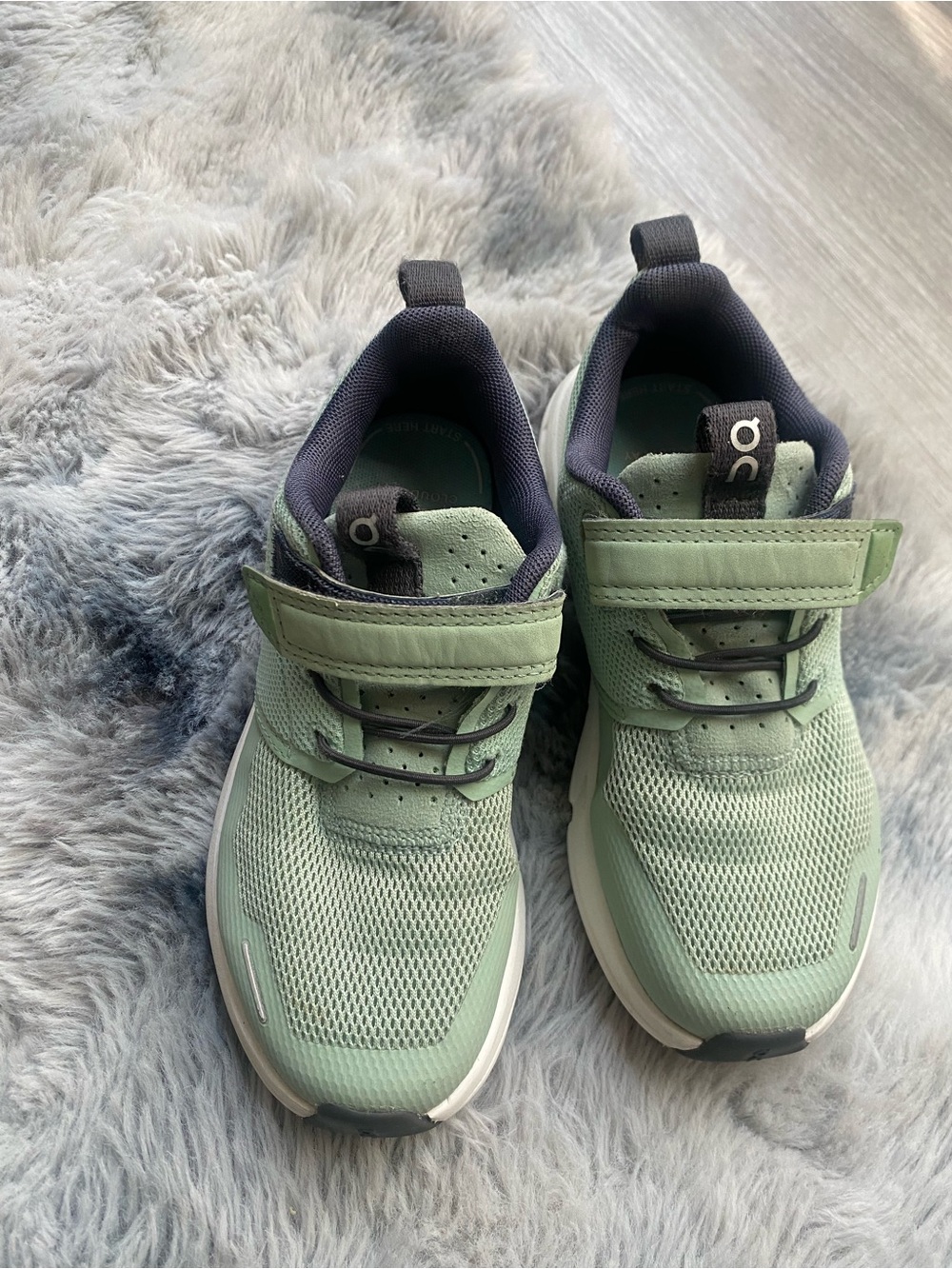 On Running Kids Mint Green and Navy Hook-and-Loop Athletic Sneakers